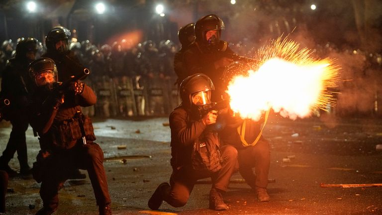 Policie použila proti demonstrantům v gruzínské metropoli Tbilisi slzný plyn. Obrázek: AP