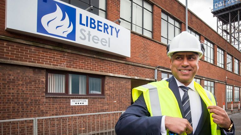 Sanjeev Gupta, šéf Liberty Group, po ceremonii, kdy Tata Steel předala klíč od dvou oceláren v Lanarkshire kovodělné firmě Liberty House v ocelárnách Dalzell ve Skotsku. 4. 8. 2016