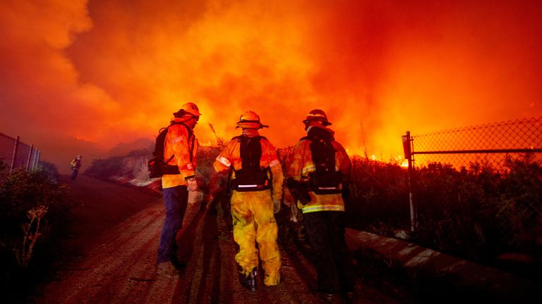 Hasiči sledují, jak Franklinův oheň hoří v Malibu v Kalifornii, USA, 10. prosince 2024. REUTERS/Ringo Chiu