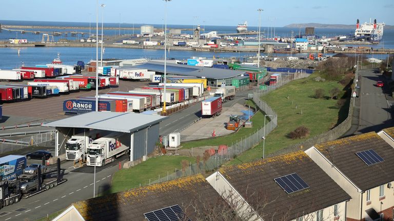 Nákladní vozy vystupují z trajektu Stena Line, který nedávno dorazil z Dublinu do přístavu Holyhead v Holyheadu.  Obrázek Reuters