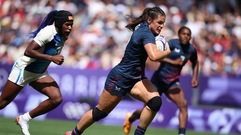 Olympijské hry v Paříži 2024 - Rugby Sevens - Ženský bazén C - Francie vs Spojené státy americké - Stade de France, Saint-Denis, Francie - 29. července 2024. Ilona Maher ze Spojených států v akci před bodováním zkusit. REUTERS/Phil Noble