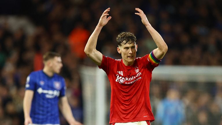 Kapitán Nottingham Forest Ryan Yates má na ruce duhovou pásku během zápasu proti Ipswich Town. Snímek: Reuters