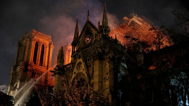 SOUBOR FOTO: Jiskry naplňují vzduch, když členové pařížského hasičského sboru stříkají vodu, aby uhasili plameny, když katedrála Notre Dame hoří v Paříži, Francie, 15. dubna 2019. REUTERS/Philippe Wojazer/File Photo