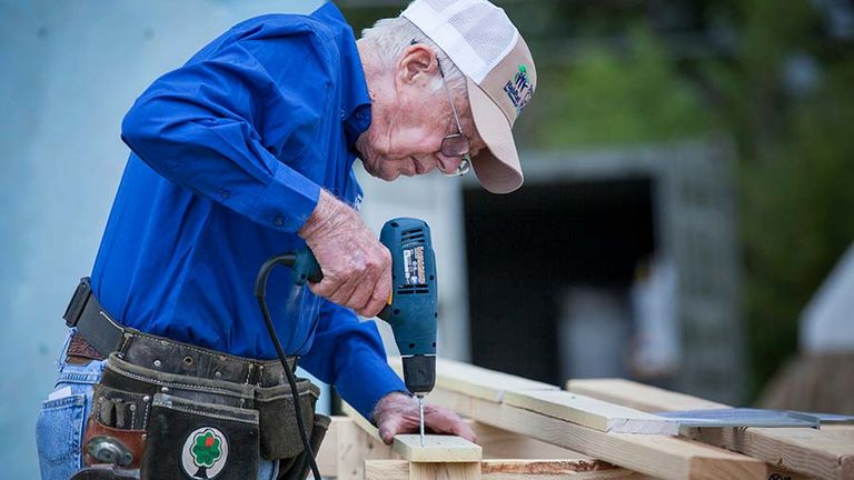 Bývalý prezident dobrovolně stavěl, renovoval a opravoval domy s Habitat for Humanity.  Obr: Habitat for Humanity