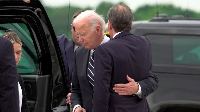 Joe Biden vítá svého syna Huntera Bidena na základně letecké národní gardy v Delaware.  Obrázek: AP