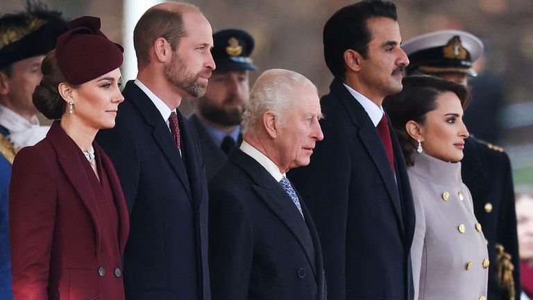 Britský král Charles, William, princ z Walesu a Catherine, princezna z Walesu stojí s katarským emírem šejkem Tamim bin Hamad al-Thanim a jeho manželkou Sheikha Jawaher bint Hamad bin Suhaim Al-Thani během slavnostního uvítání katarského emíra a jeho manželky , na Horse Guards Parade, v Londýně, Británie, 3. prosince 2024. REUTERS/Toby Melville TPX OBRÁZKY DNE