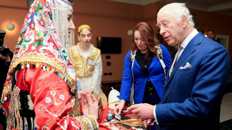 Britský král Charles, vpravo, se účastní recepce ve Waltham Forest Town Hall v Londýně, pátek 20. prosince 2024. (Mina Kim/Pool Photo via AP)