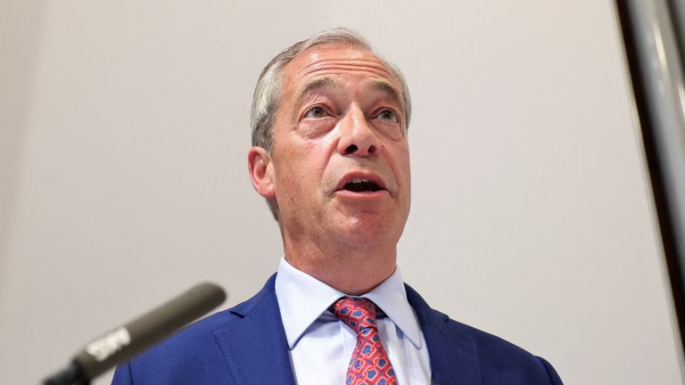 Nigel Farage mluví s médii.  Obr: Reuters