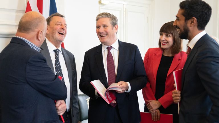 Sir Keir Starmer (uprostřed) se stínovou sekretářkou labouristů pro vzdělávání Bridget Phillipsonovou (druhá zprava) a bývalým tajemníkem pro vzdělávání a předsedou Rady dovedností Lordem Blunkettem (2. zleva) a dalšími poradci Rady pro dovednosti v Houses of Parlament, Londýn, když je uvedena jejich zpráva „Učení a dovednosti pro hospodářskou obnovu, sociální soudržnost a rovnoprávnější Británii“.