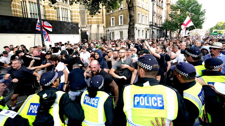 Policisté se střetli s demonstranty během protestu „Enough is Enough“ ve Whitehallu v Londýně po pondělním smrtelném pobodání tří dětí v prázdninovém klubu s motivem Taylor Swift v Southportu. Datum snímku: středa 31. července 2024. PA Foto. Viz příběh PA POLICIE Southport. Fotografický kredit by měl znít: Jordan Pettitt/PA Wire 