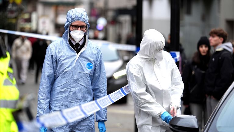 Forenzní vyšetřovatelé shromažďují důkazy na místě činu na Shaftesbury Avenue.  Obrázek: PA