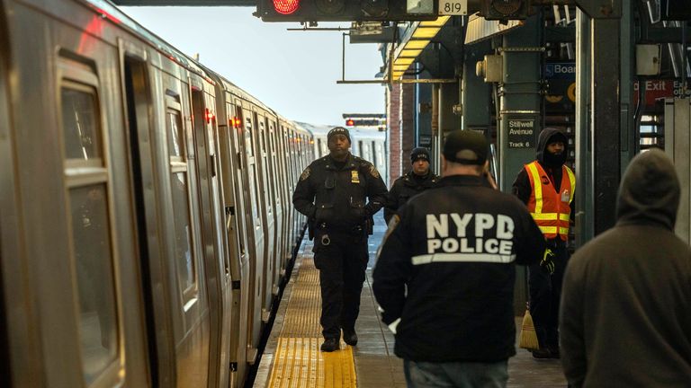 Policisté hlídkují na nástupišti vlaku F na nádraží Coney Island-Stillwell Avenue, čtvrtek 26. prosince 2024 v New Yorku. (AP Photo/Yuki Iwamura)