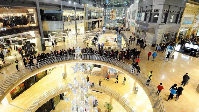 POUZE PRO REDAKČNÍ POUŽITÍ. Nakupující stojí ve frontě v nákupním centru Bullring v Birminghamu na zahájení prodeje na Boxing Day. SDRUŽENÍ TISKU Foto. Datum obrázku: pátek 26. prosince 2014. Viz příběh PA SPOTŘEBITELSKÝ Prodej. Fotografický kredit by měl znít: Rui Vieira/PA Wire