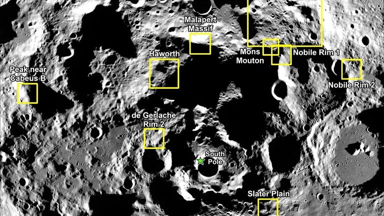 Devět kandidátských přistávacích oblastí pro misi Artemis III NASA. Obrázek: NASA