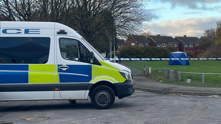 Pic: Stephanie Wareham/PA Forenzní modrý stan u policejního kordonu v East Parku u Laburnum Road ve Wolverhamptonu, kde Shawn Seesahai (19) zemřel poté, co byl v pondělí pobodán těsně před 20:30. Datum snímku: středa 15. listopadu 2023. Číst méně Autor: Stephanie Wareham/PA Archive/PA Obrázky Datum pořízení: 15. listopadu 2023
