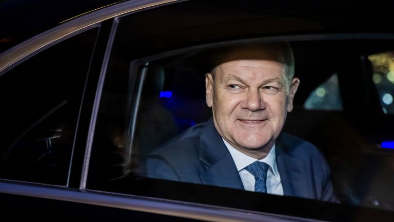 Olaf Scholz opouští Bundestag po hlasování o důvěře.  Obrázek: AP