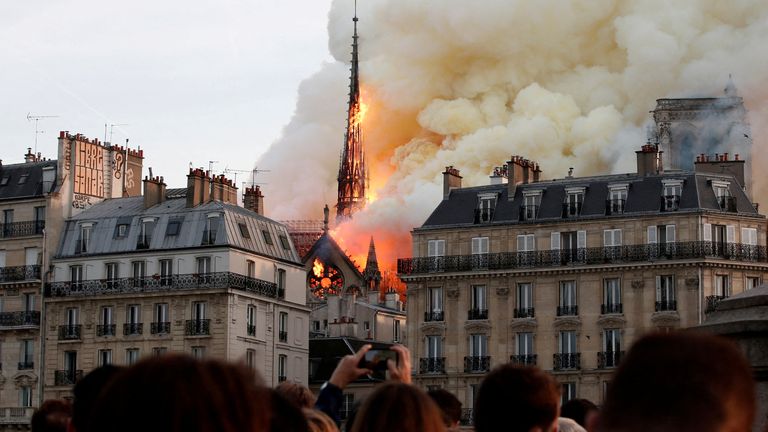 FOTOGRAFIE: Kouř se valí, když oheň pohlcuje věž katedrály Notre Dame v Paříži, Francie, 15. dubna 2019. Snímek pořízen 15. dubna 2019. REUTERS/Benoit Tessier/File Photo