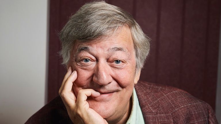 Stephen Fry byl povýšen do šlechtického stavu za zásluhy o duševní zdraví, životní prostředí a charitu