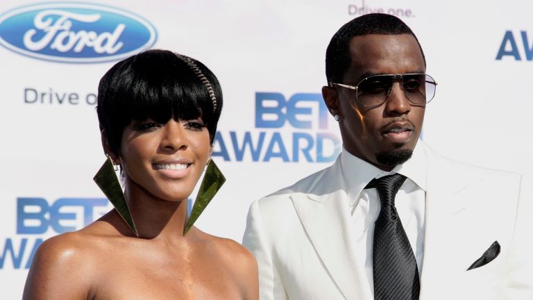 Rapová skupina Diddy Dirty Money, kterou tvoří Sean Combs (C), Dawn Richard (L) a Kalenna Harper, dorazí na 2011 BET Awards v Los Angeles, Kalifornie, 26. června 2011. REUTERS/Jason Redmond (Spojené státy americké - Tagy: ZÁBAVA)