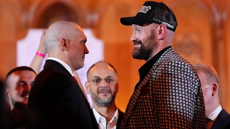 Tyson Fury (vpravo) se utká s Oleksandrem Usykem během tiskové konference v Guildhall v Londýně. Datum snímku: středa 23. října 2024.