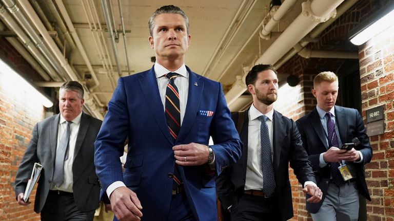 Nominovaný na ministra obrany Pete Hegseth odjíždí po schůzce na Capitol Hill ve Washingtonu.  Snímek: Reuters