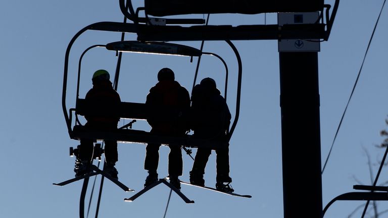 Lyžaři na lyžařském vleku ve Winter Park Resort, Colorado, v roce 2012. Soubor pic: AP