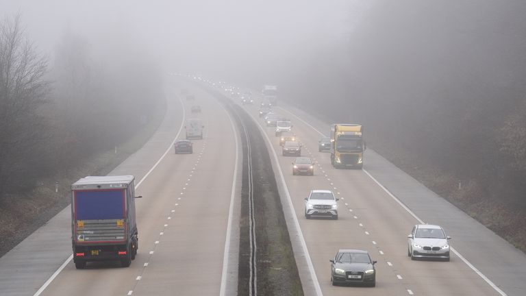 Auta se v pátek pohybují v mlhavých podmínkách na M3 poblíž Basingstoke.  Obrázek: PA