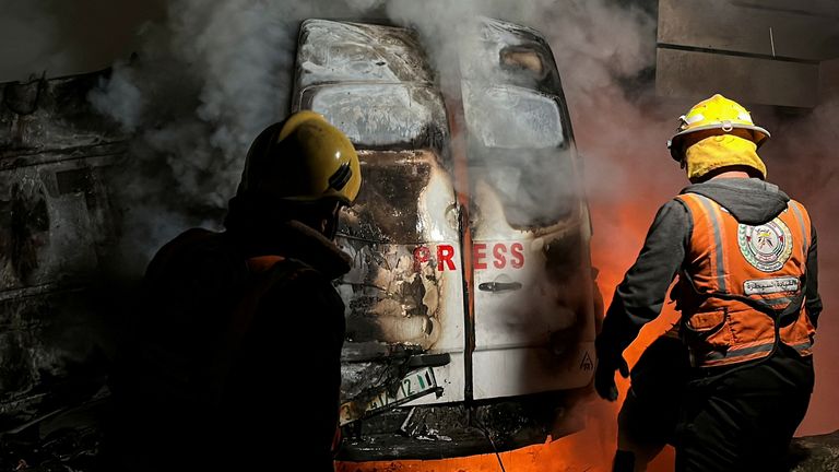 Požár ve vysílací dodávce po izraelském úderu, který zabil pět novinářů. Snímek: Reuters