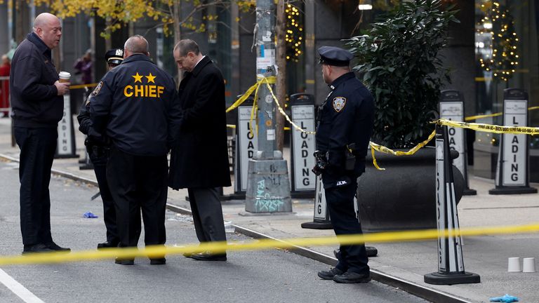 Policisté stojí poblíž místa, kde byl údajně zastřelen generální ředitel United Healthcare Brian Thompson v Midtown Manhattan.  Snímek: Reuters