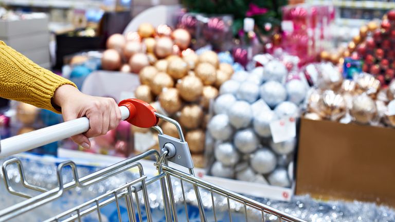 Vánoční nakupující v supermarketu. Obrázek: iStock