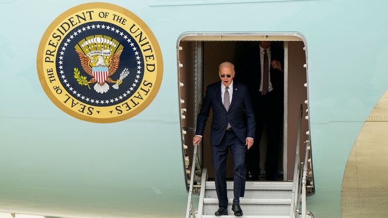 Joe Biden vystupuje z Air Force One, když přijíždí na letiště Catumbela v Catumbela v Angole.  Snímek: Reuters