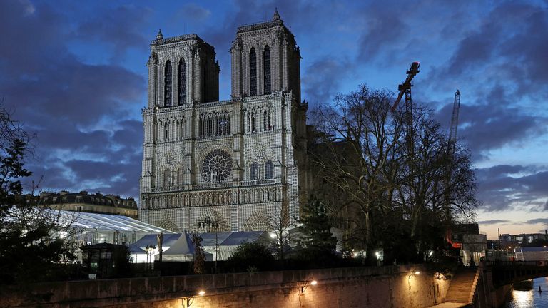 Pohled na zkoušku světelné show na fasádě katedrály Notre-Dame de Paris, kterou v roce 2019 zpustošil požár, před znovuotevřením v Paříži, Francie, 6. prosince 2024. REUTERS/Kevin Coombs 