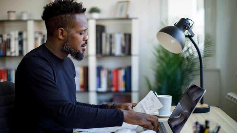 Muž, výpočet rozpočtu a financí. Obrázek: iStock