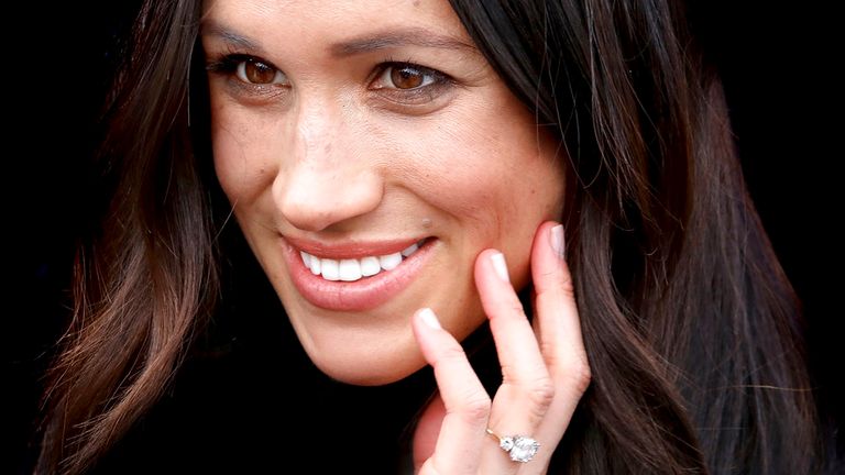 Odhaduje se, že zásnubní prsten Meghan, vévodkyně ze Sussexu, má hodnotu mezi 150 000 a 300 000 £