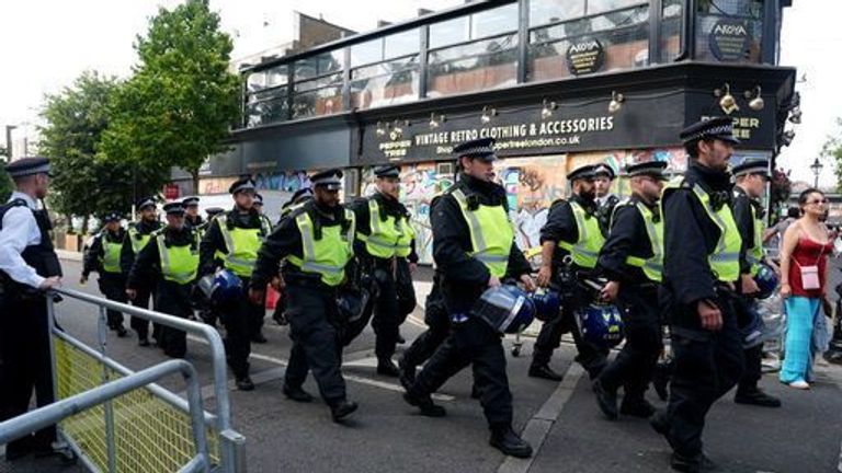 Policisté v Ladbroke Grove na závěrečný den oslav. Obrázek: PA