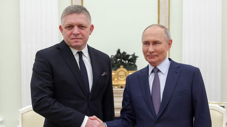 Vladimir Putin (vpravo) a slovenský premiér Robert Fico si během setkání v Kremlu v Moskvě podávají ruce. Obrázek: AP