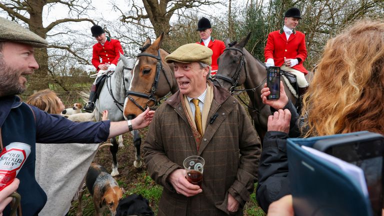 Nigel Farage navštěvuje Old Surrey, Burstow a West Kent Hunt v Chiddingstone.  Snímek: Reuters