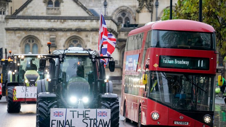 Více než 300 traktorů se tento týden sjede do Westminsteru, zatímco farmáři z celé Británie protestují proti vládním politikám, které považují za škodlivé pro britské zemědělství.    Traktory z oblastí jako Exmoor, Somerset, Shropshire, Kent a Lincolnshire dorazí do centra Londýna ve středu 11. prosince na demonstraci organizovanou organizacemi Save British Farming (SBF) a Kent Fairness for Farmers.