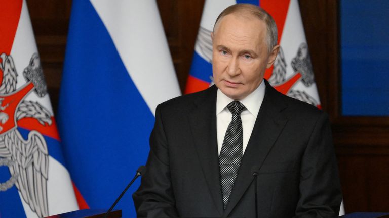 Vladimir Putin se účastní rozšířeného zasedání rady ministerstva obrany v Národním kontrolním centru obrany v Moskvě.  Obr: Sputnik/Reuters