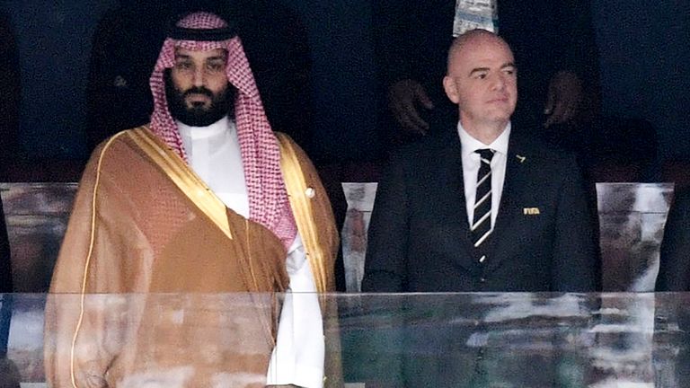 SOUBOR - Saúdskoarabský korunní princ Mohammed bin Salman, vlevo, a prezident FIFA Gianni Infantino, stojí za hymnou před zápasem mezi Ruskem a Saúdskou Arábií, který 14. června zahájil Mistrovství světa ve fotbale 2018 na stadionu Lužniki v Moskvě v Rusku. , 2018. (Alexej Nikolskij, Sputnik, Kreml Pool Photo via AP, File)