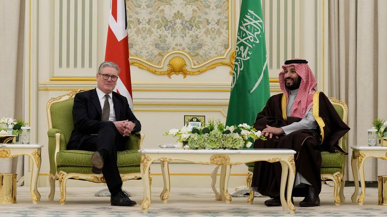 Premiér Sir Keir Starmer se během třídenní cesty do Spojených arabských emirátů, Saúdské Arábie a Kypru setkal se saúdskoarabským korunním princem Mohammedem bin Salmanem Al Saudem na královském dvoře v Rijádu v Saúdské Arábii. Datum snímku: pondělí 9. prosince 2024.