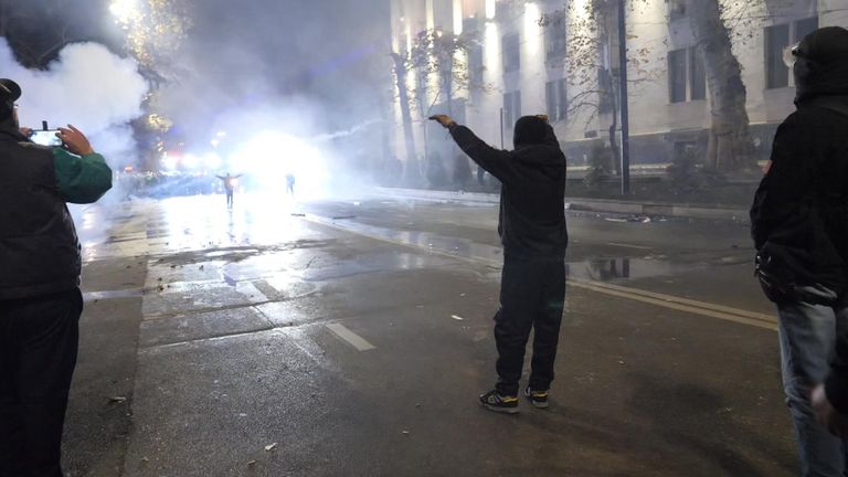 Zásah proti gruzínské opozici přišel po více než týdenních protestech, které vypukly poté, co vláda zmrazila rozhovory o členství v EU.