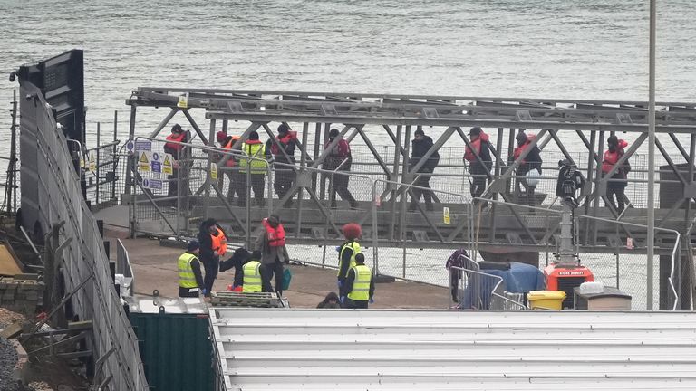 Skupina lidí, kteří jsou považováni za migranty, je přivezena do Doveru v Kentu z plavidla pohraničních sil po incidentu na malé lodi v kanálu La Manche. Datum fotografie: čtvrtek 12. prosince 2024.