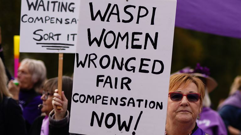 Waspi (Ženy proti státní důchodové nerovnosti) uspořádají protest na College Green ve Westminsteru v Londýně, zatímco kancléřka státní pokladny Rachel Reevesová doručuje svůj rozpočet v Parlamentu. Datum snímku: středa 30. října 2024.