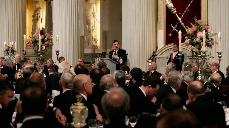 Gordon Brown hovoří na hostině Lord Mayor's Banquet v Mansion House v Londýně v roce 2007. Obr: Reuters