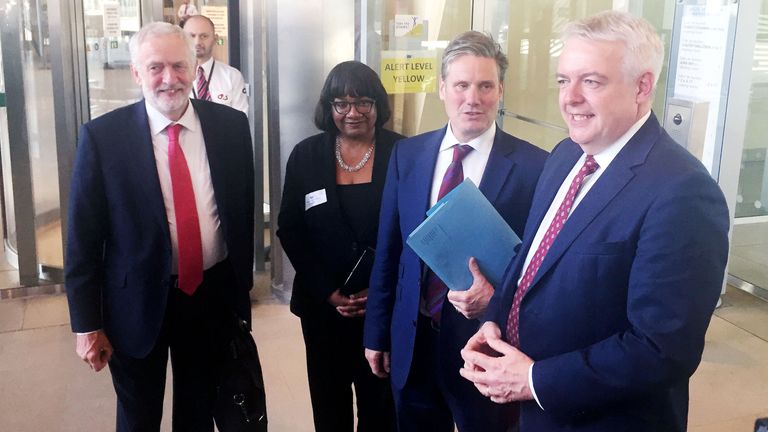 (vlevo-vpravo) Předseda labouristů Jeremy Corbyn, stínová ministryně vnitra labouristů Diane Abbottová, sir Keir Starmer a první ministr Walesu Carwyn Jones v ústředí EU v Bruselu.  Obrázek: PA