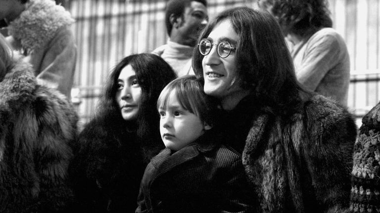 Julian Lennon se svým otcem Johnem Lennonem a Yoko Ono v roce 1968. Obr: PA