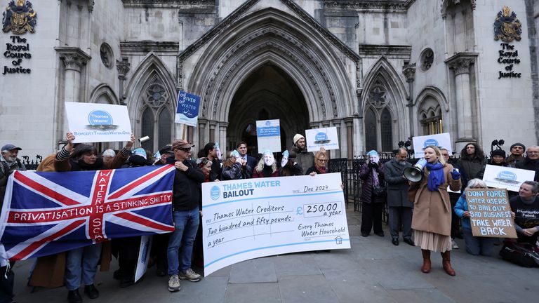 Demonstranti se účastní protestu proti Thames Water v Londýně.  Snímek: Reuters