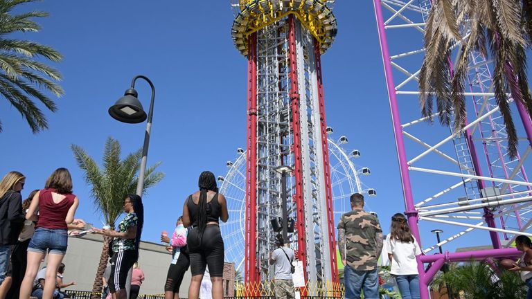 Lidé navštěvují provizorní památník Tyre Sampsonové před jízdou Orlando Free Fall v zábavním komplexu ICON Park, neděle 27. března 2022 v Orlandu na Floridě. Sampson, teenager, který přijel o jarních prázdninách z Missouri, zemřel na jízda. (Phelan M. Ebenhack přes AP)