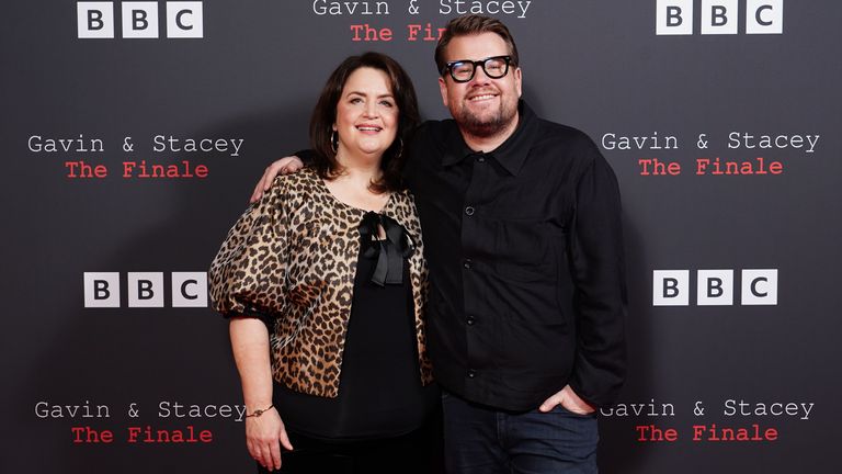 Ruth Jones a James Corden se v Ham Yard Hotel v Londýně účastní slavnostního zahájení BBC pro Gavin a Stacey: The Finale. Datum snímku: středa 18. prosince 2024.